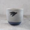 Tasse à café artisanale, tournée en grès et décorée au pinceau. Modèle Oiseau de mer.