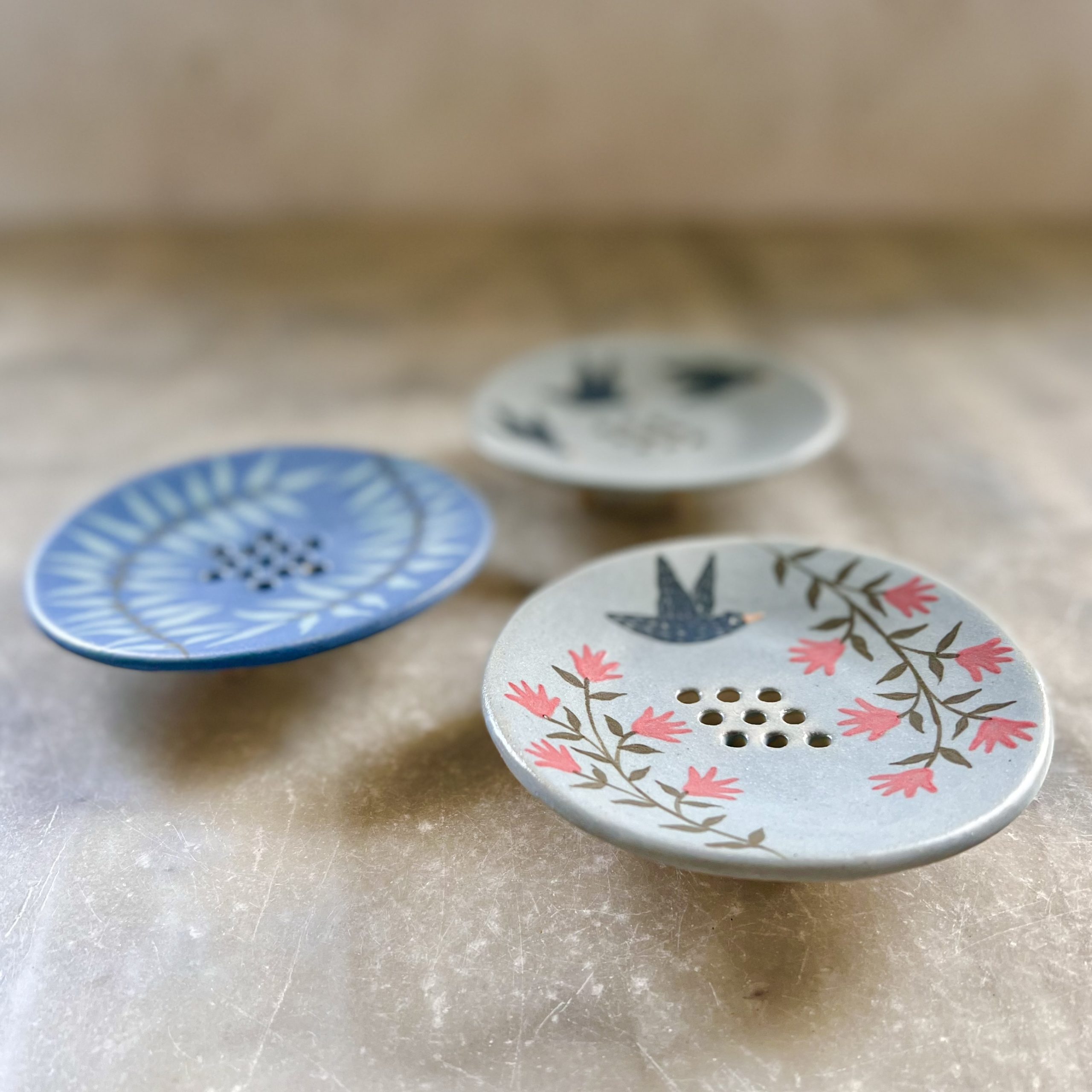 Porte-savon en céramique fabriqué et décoré à la main par Anaïs Trivier