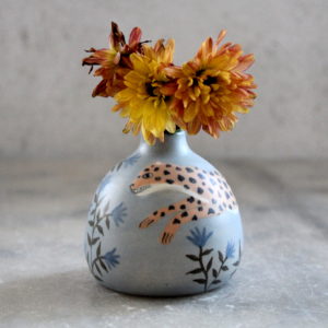 Mini vase léopard bleu ciel. Pièce tournée en grès et décorée aux engobes. Pièce unique.