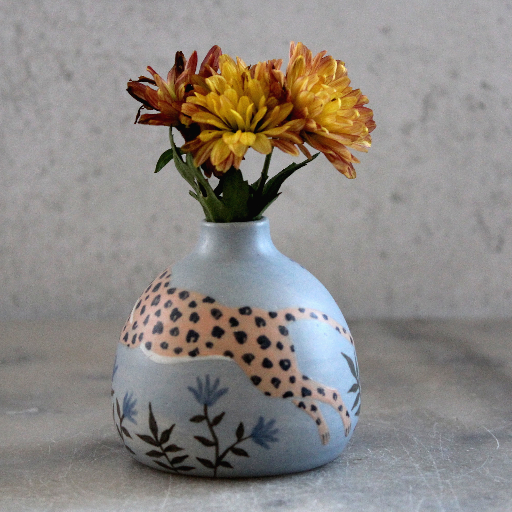 Mini vase léopard bleu ciel. Pièce tournée en grès et décorée aux engobes. Pièce unique.
