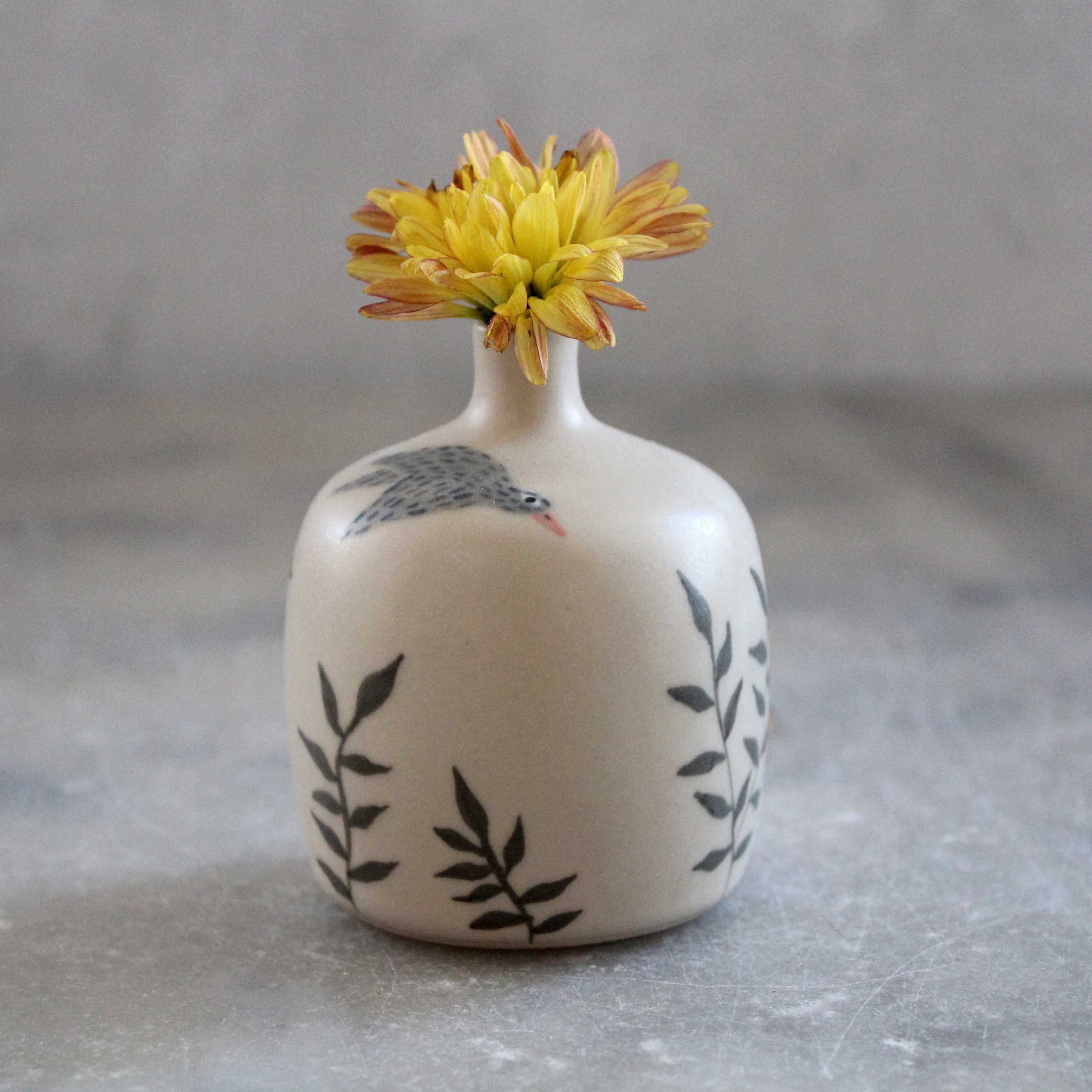 Mini vase Oiseaux au feuillage, tourné en grès et décoré à la main. Céramique artisanale.