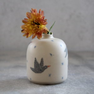 Mini vase Oiseaux, tourné en grès et décoré aux engobes. Pièce unique. Céramique artisanale.