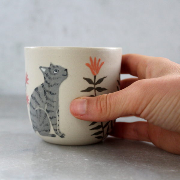 Tasse à café artisanale, tournée en grès et décorée au pinceau. Modèle Chat gris.