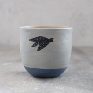 Tasse à café artisanale, tournée en grès et décorée au pinceau. Modèle Oiseau de mer.
