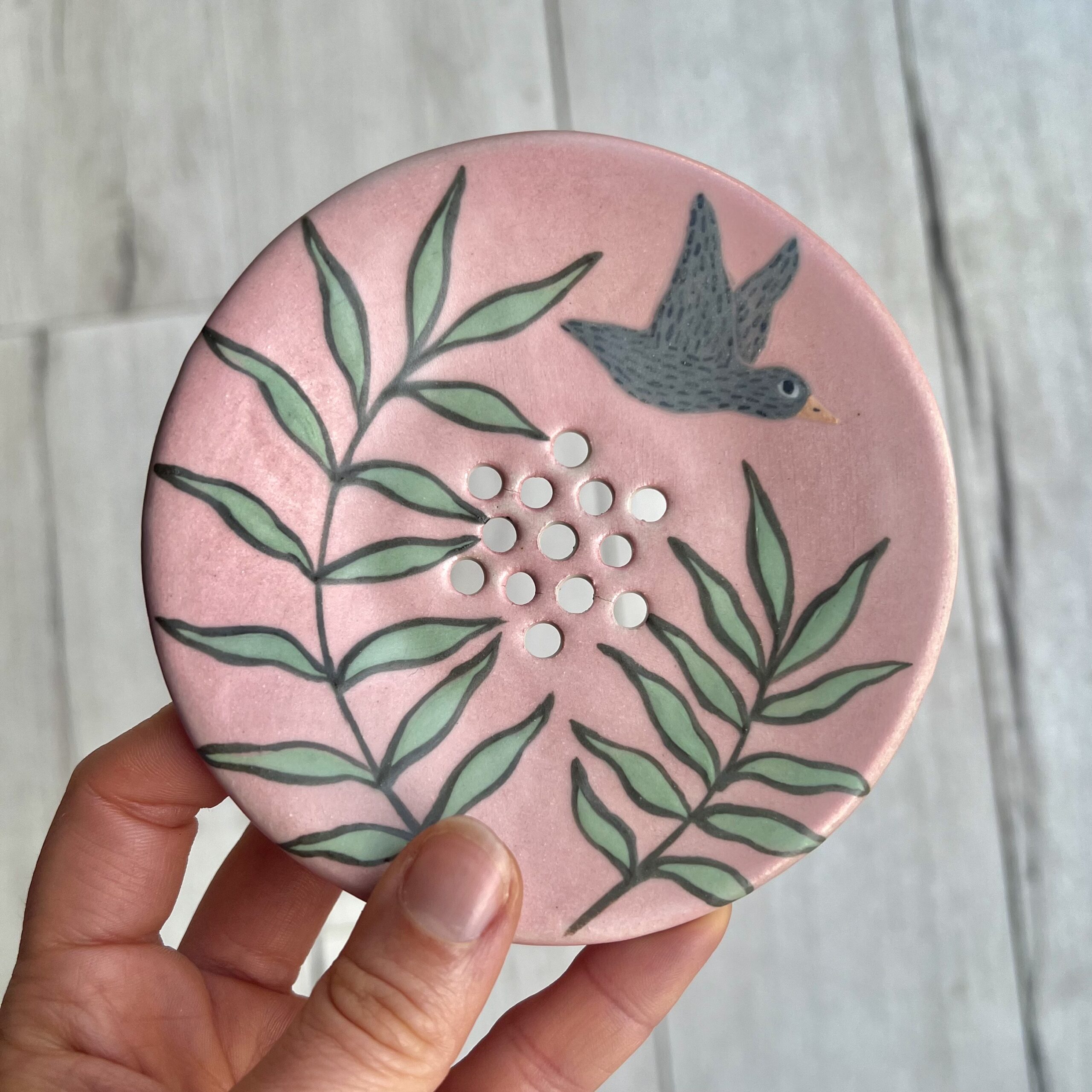 Porte savon rose à l'oiseau
