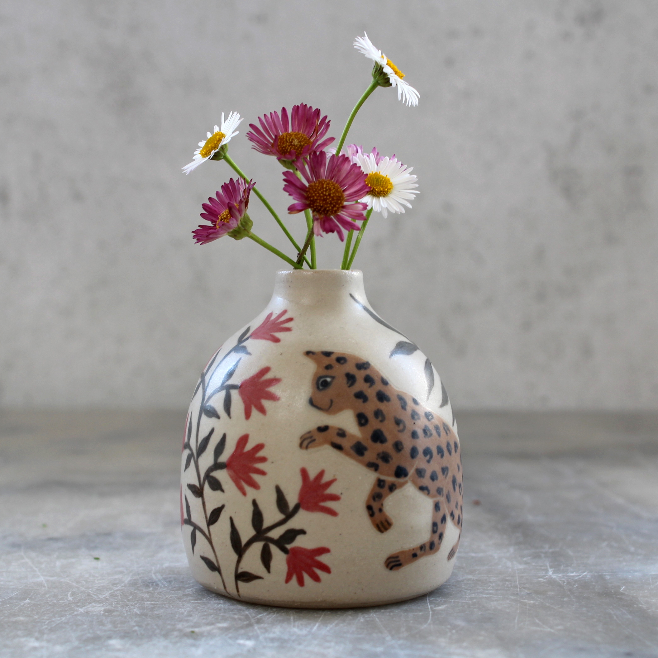 Mini vase Chat tourné en grès et décoré à la main par Anaïs Trivier. Pièce unique.