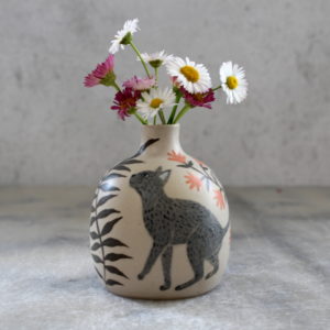 Mini vase Chat tigré tourné en grès et décoré à la main par Anaïs Trivier. Pièce unique.