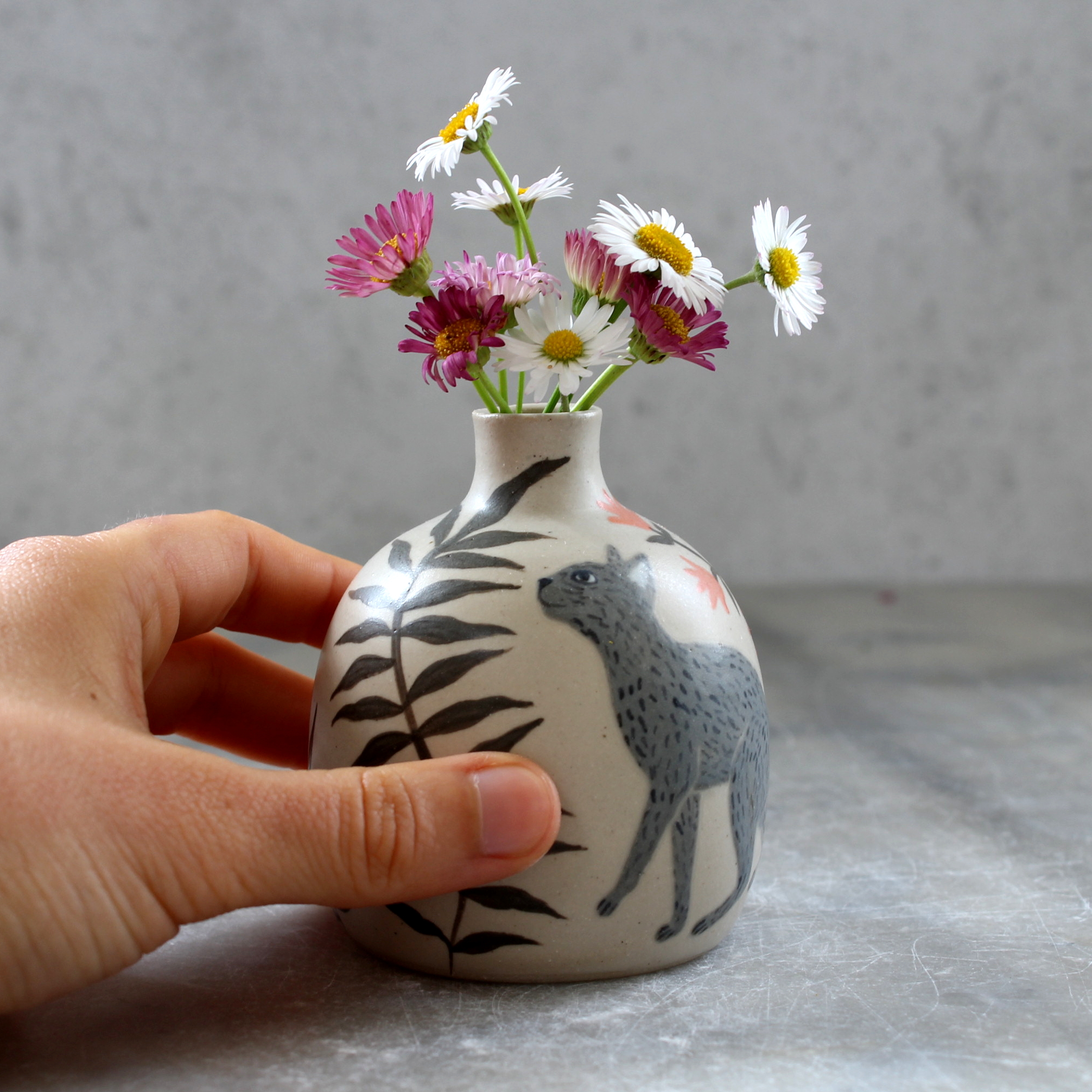 Mini vase Chat tigré tourné en grès et décoré à la main par Anaïs Trivier. Pièce unique.