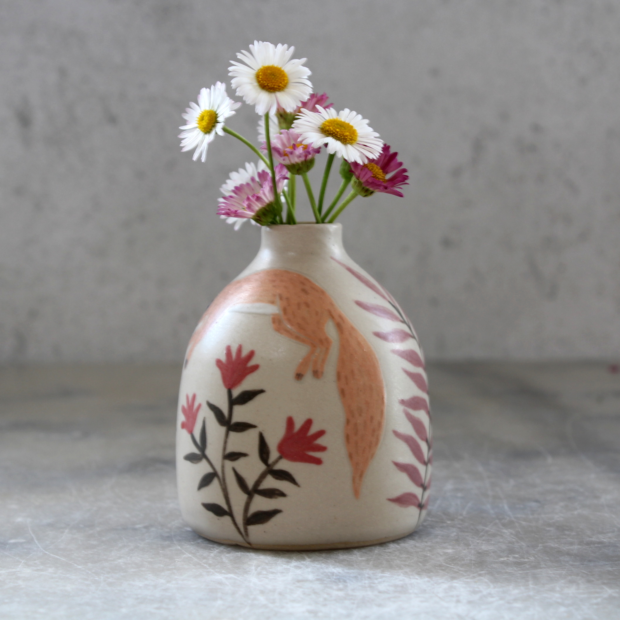 Mini vase Ecureuil tourné en grès et décoré à la main par Anaïs Trivier. Pièce unique.