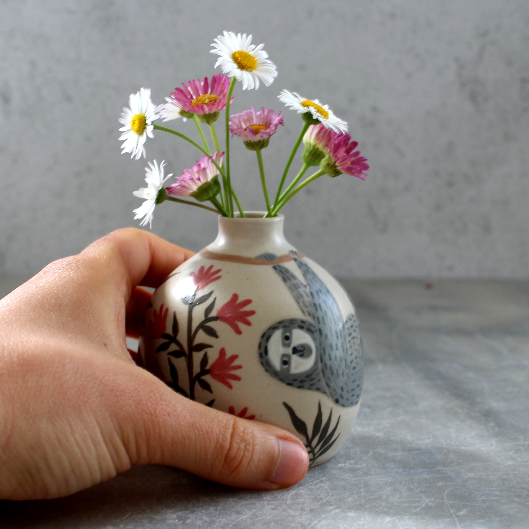 Mini vase Paresseux en grès, fabriqué et illustré par Anaïs Trivier