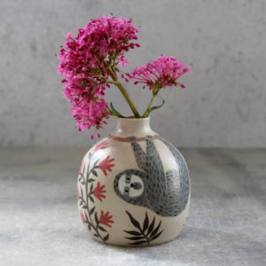 Mini vase Paresseux en grès, fabriqué et illustré par Anaïs Trivier