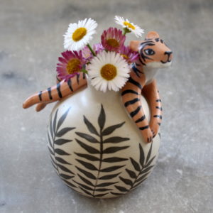 Mini vase modelé Tigre tourné en grès et décoré à la main par Anaïs Trivier. Pièce unique.