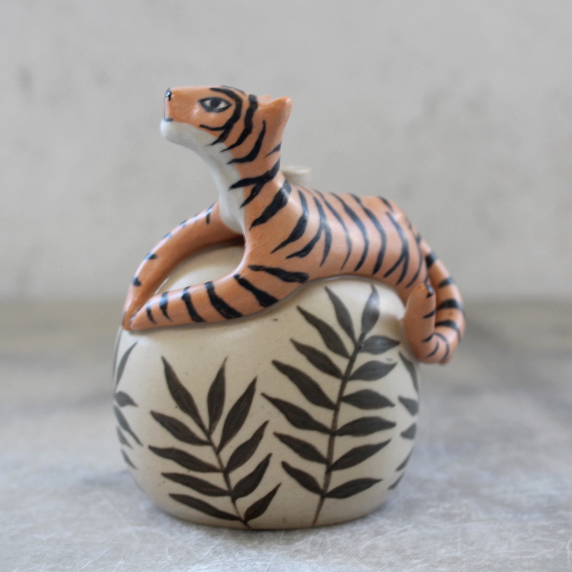 Mini vase modelé Tigre tourné en grès et décoré à la main par Anaïs Trivier. Pièce unique.