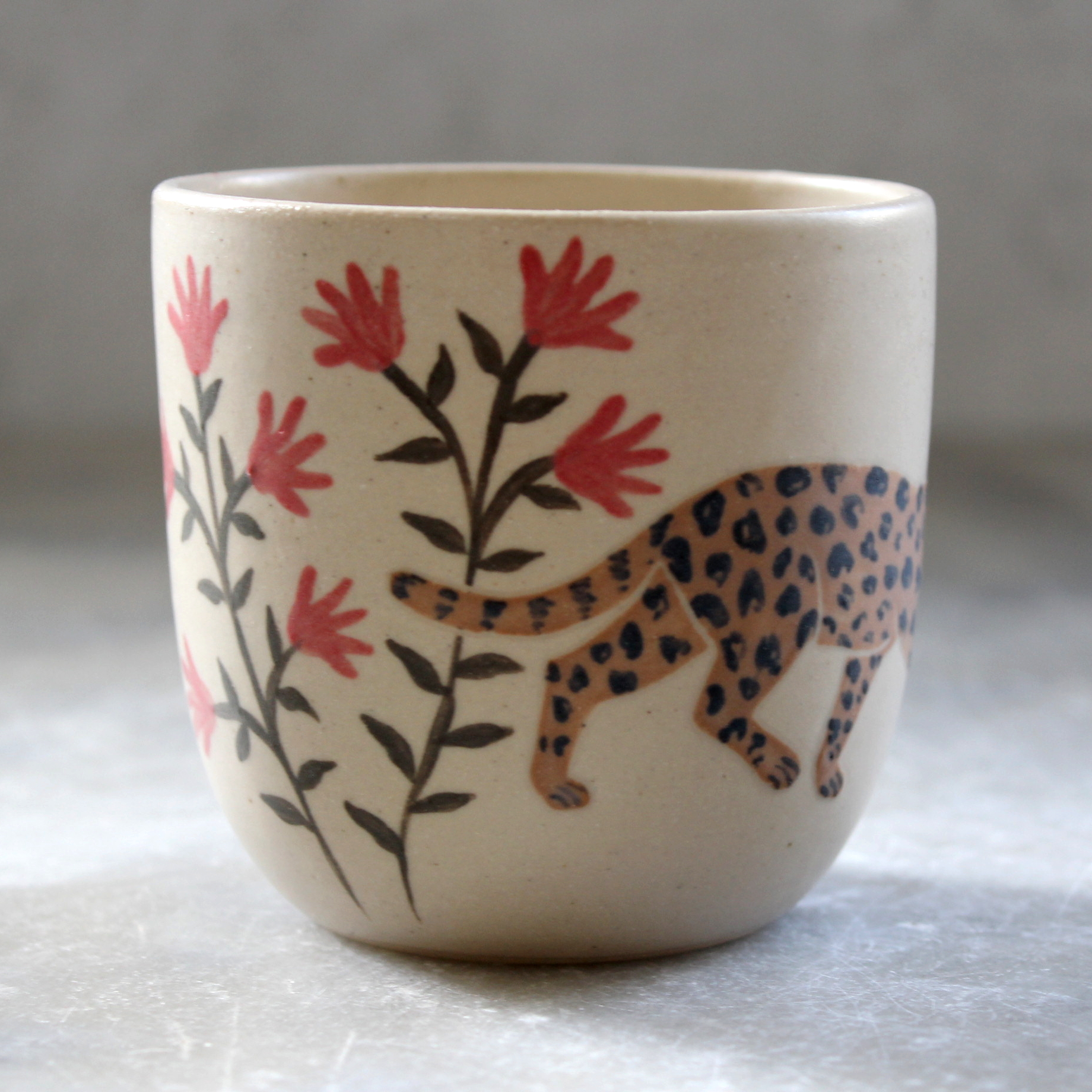 Tasse Chat brun léopard. Céramique artisanale fabriquée et illustrée par Anaïs Trivier