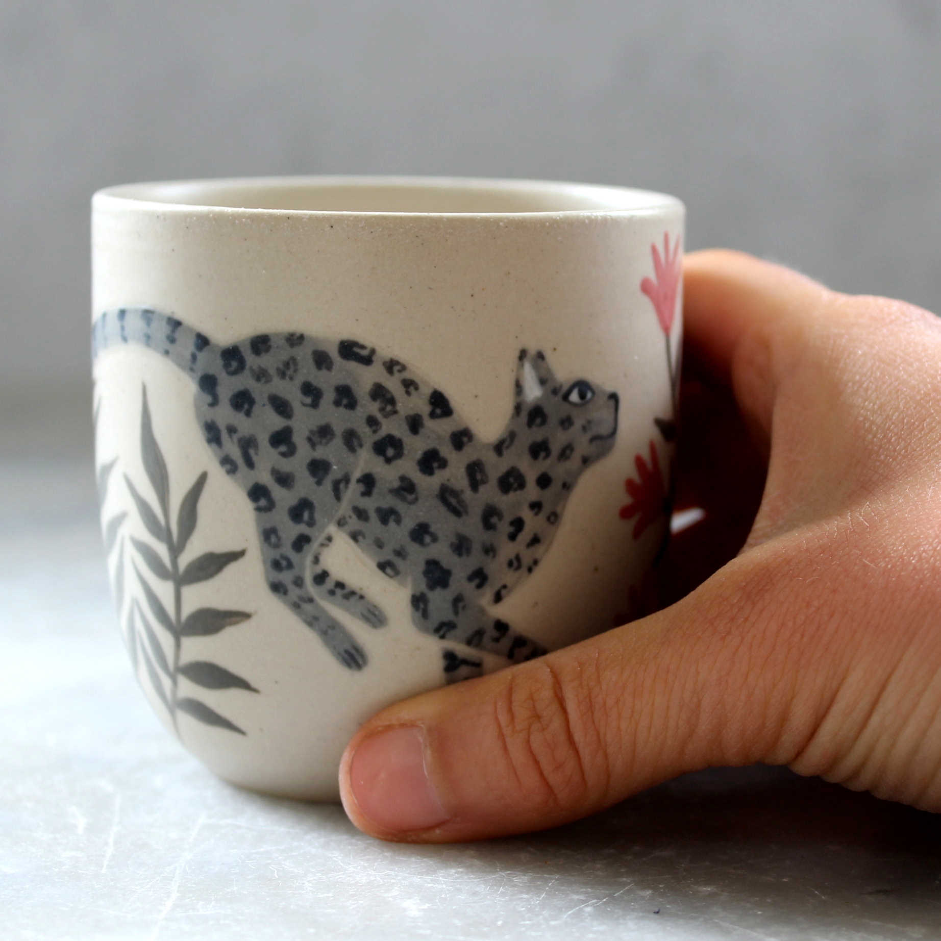 Tasse Chat gris léopard. Céramique artisanale fabriquée et illustrée par Anaïs Trivier