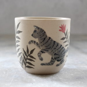 Tasse chat gris tigré. Céramique artisanale fabriquée et illustrée par Anaïs Trivier