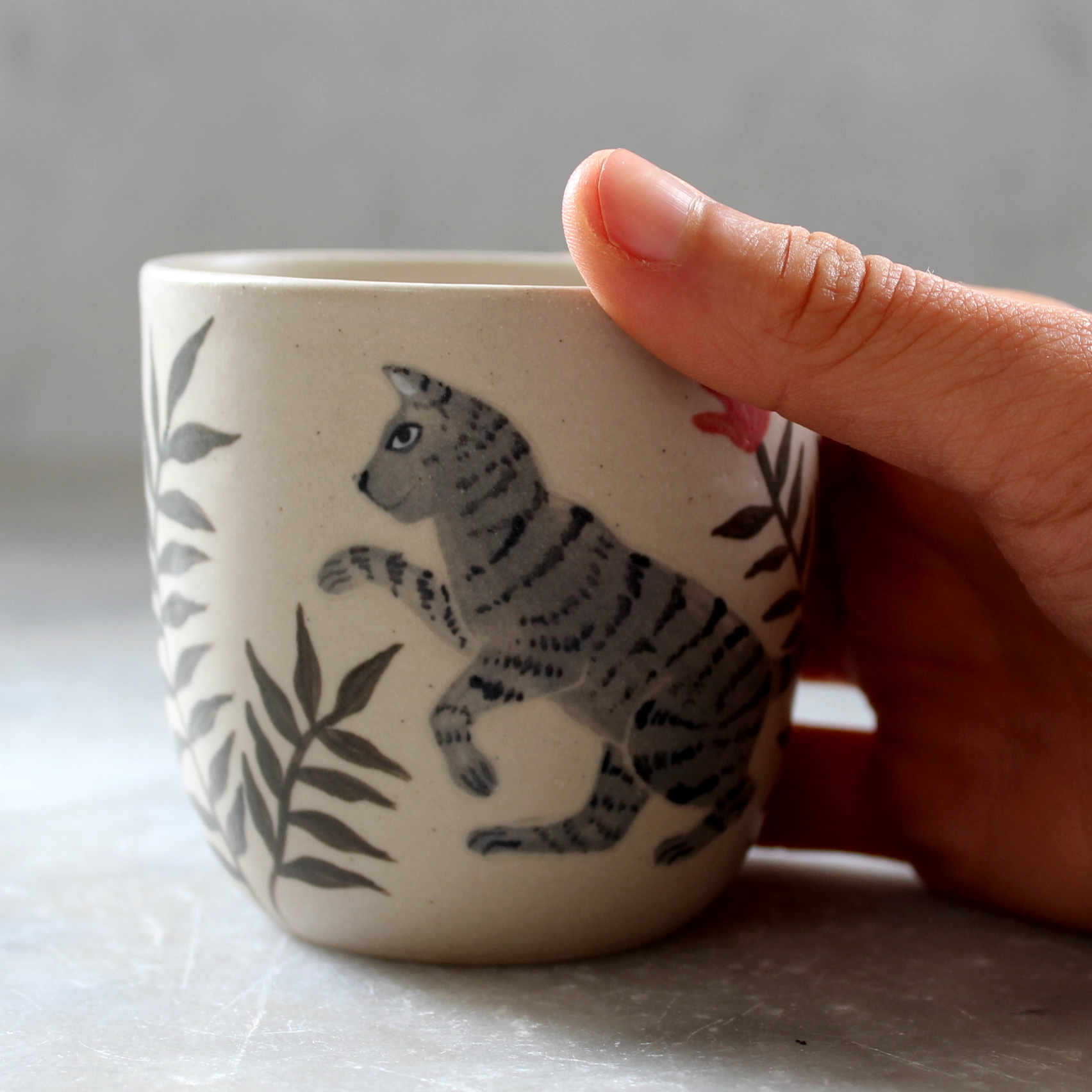 Tasse chat gris tigré. Céramique artisanale fabriquée et illustrée par Anaïs Trivier
