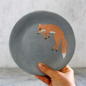 Assiette artisanale Renard en grès décoré aux engobes