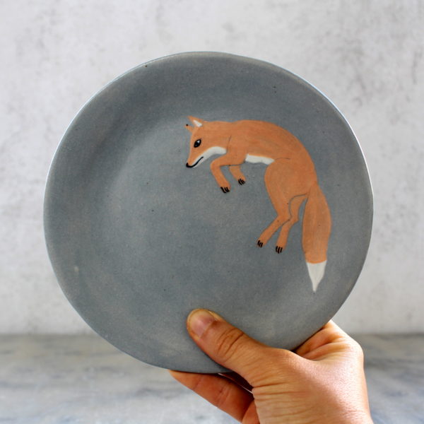 Assiette artisanale Renard en grès décoré aux engobes