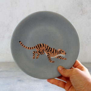 Assiette artisanale Tigre en grès décorée à la main