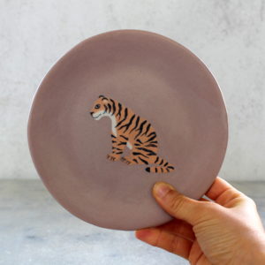 Assiette artisanale Tigre en grès décorée à la main