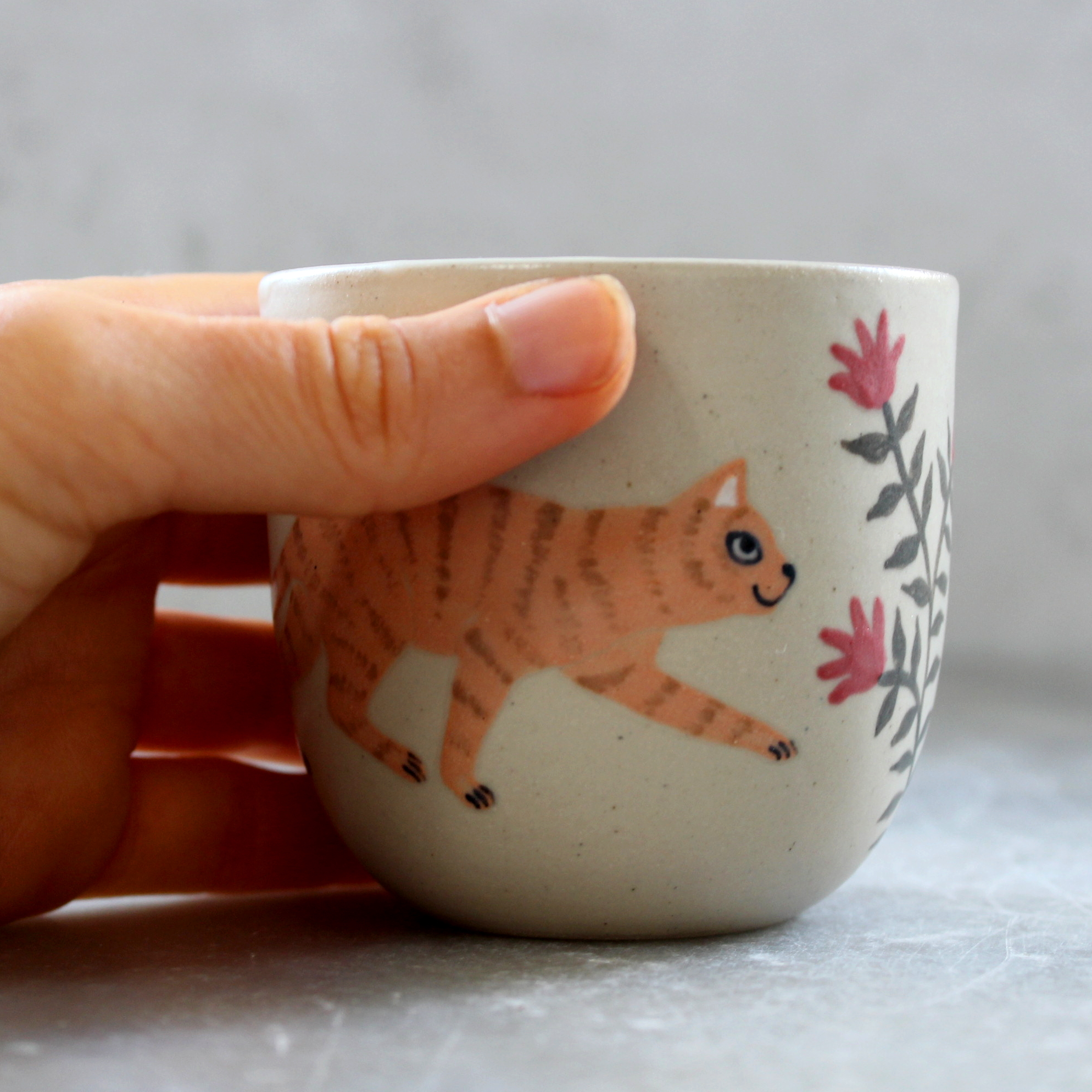 Tasse Chat roux tournée en grès et illustrée à la main par Anaïs Trivier