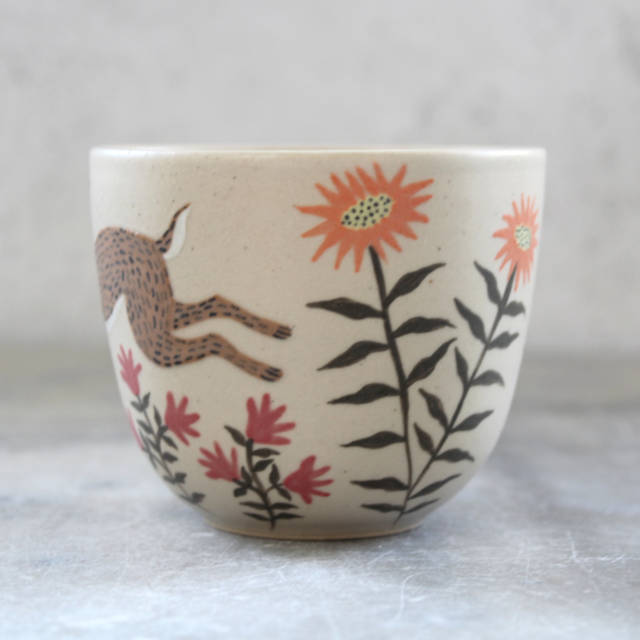 Gobelet illustré Lièvre tourné en grès et décoré à la main. Pièce unique. Céramique artisanale française.