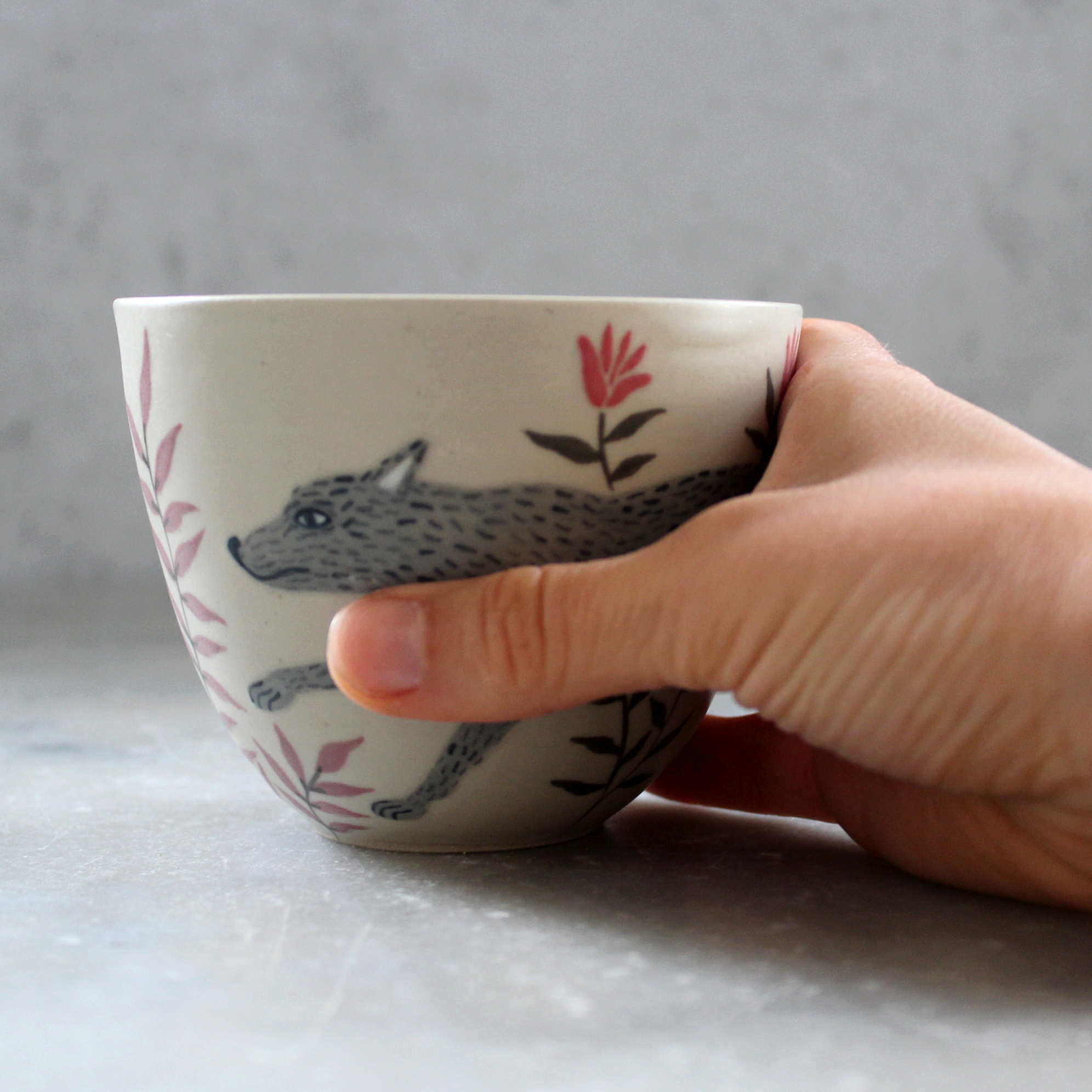 Tasse Loup en céramique fabriquée et illustrée par Anaïs Trivier