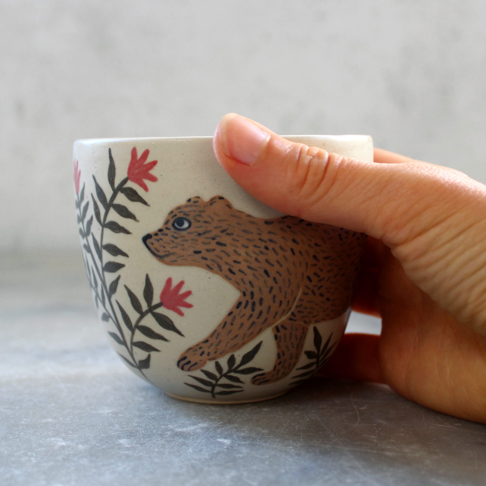 Gobelet Ours tourné en grès et décoré à la main. Pièce unique. Céramique artisanale française.