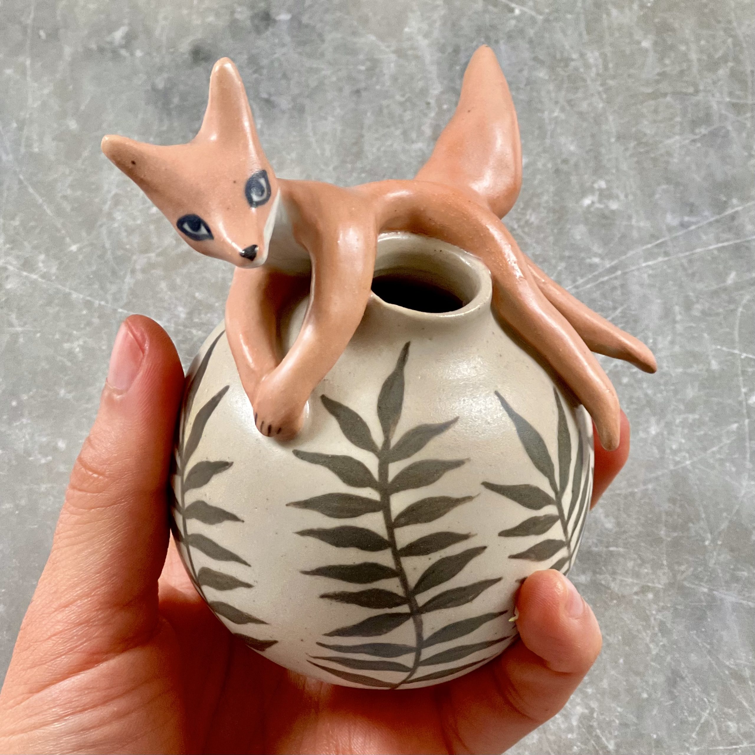 Mini vase modelé Renard tourné en grès et décoré à la main par Anaïs Trivier. Pièce unique.