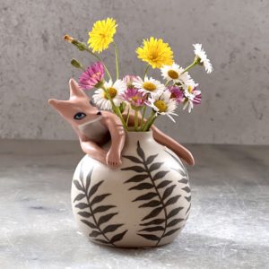 Mini vase modelé Renard tourné en grès et décoré à la main par Anaïs Trivier. Pièce unique.
