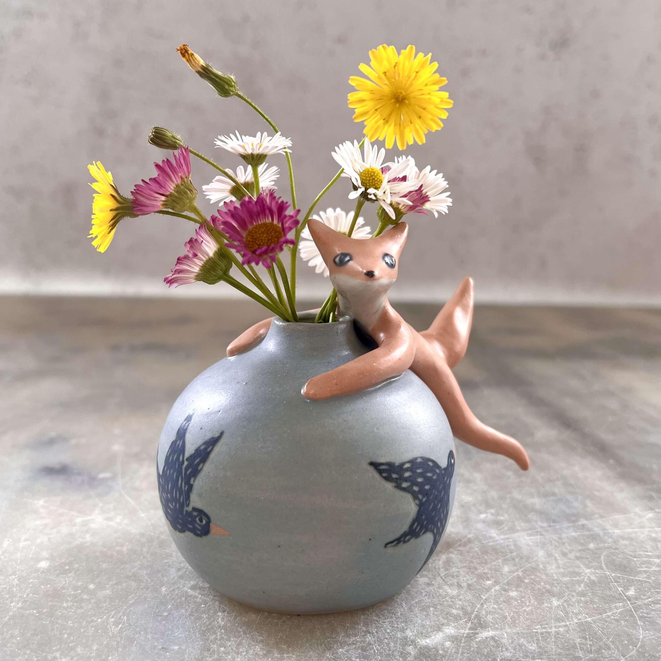 Mini vase modelé Renard tourné en grès et décoré à la main par Anaïs Trivier. Pièce unique.