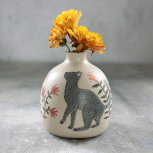 Mini vase Chat gris tourné en grès et décoré à la main par Anaïs Trivier. Pièce unique.