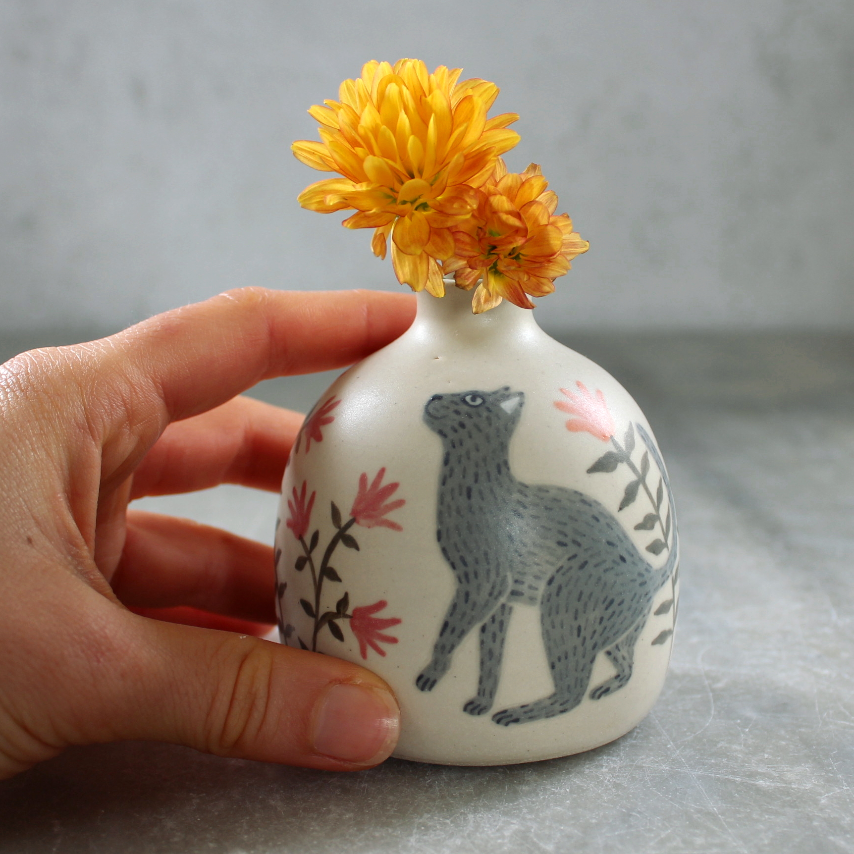 Mini vase Chat gris tourné en grès et décoré à la main par Anaïs Trivier. Pièce unique.
