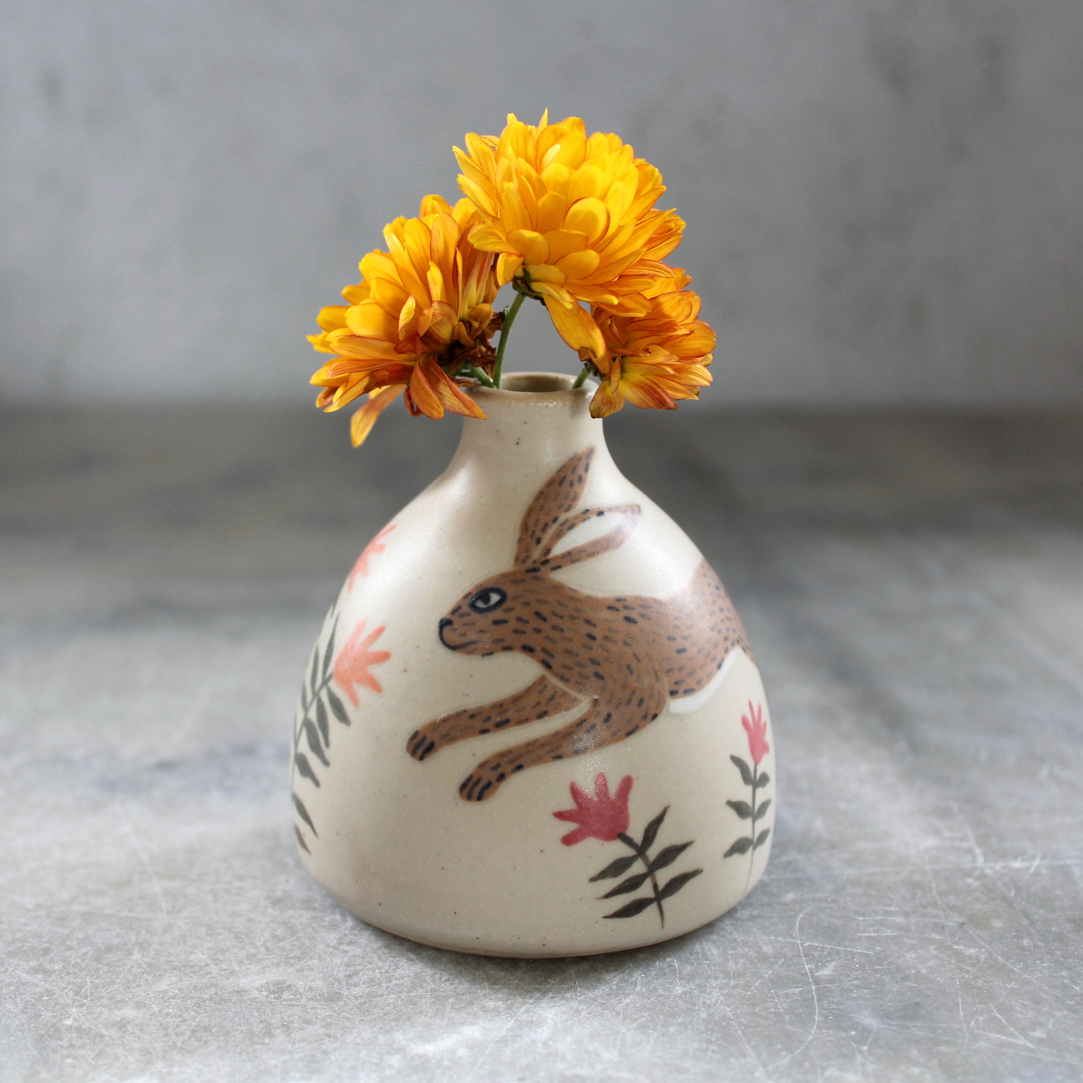 Mini vase Lièvre en grès, fabriqué et illustré par Anaïs Trivier