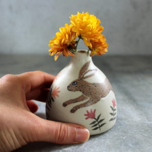 Mini vase Lièvre en grès, fabriqué et illustré par Anaïs Trivier