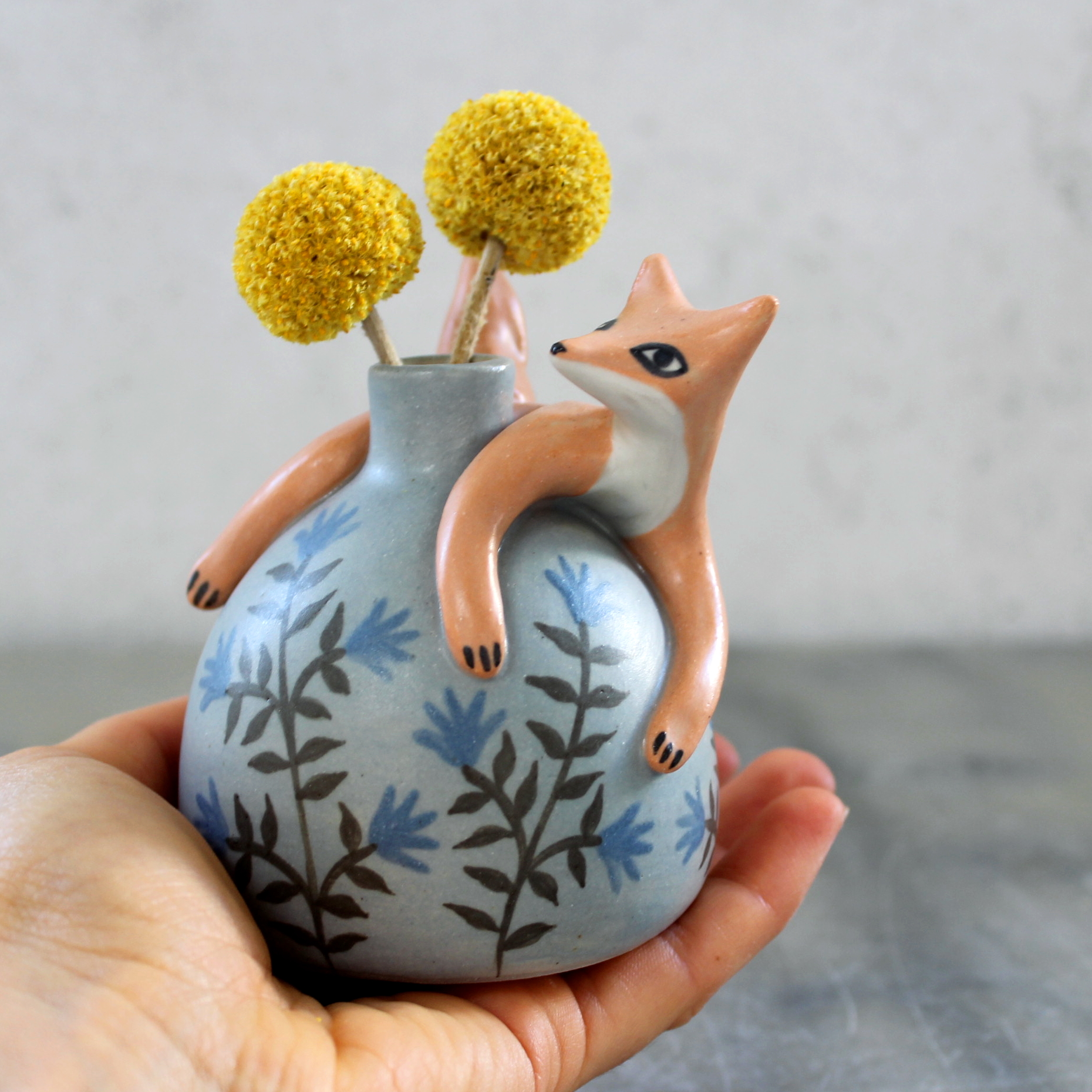 Mini vase modelé Renard en grès décoré aux engobes. Pièce unique, céramique artisanale.