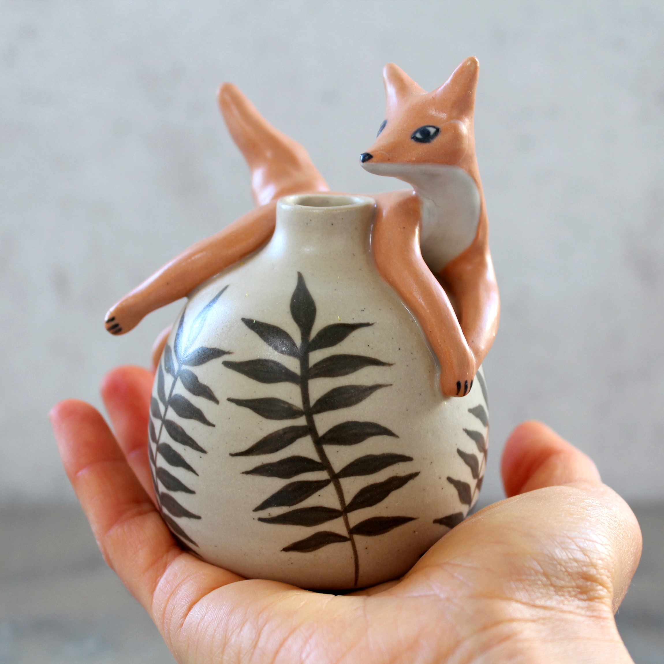 Mini vase modelé Renard en grès décoré aux engobes. Pièce unique, céramique artisanale.
