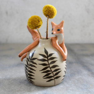 Mini vase modelé Renard en grès décoré aux engobes. Pièce unique, céramique artisanale.