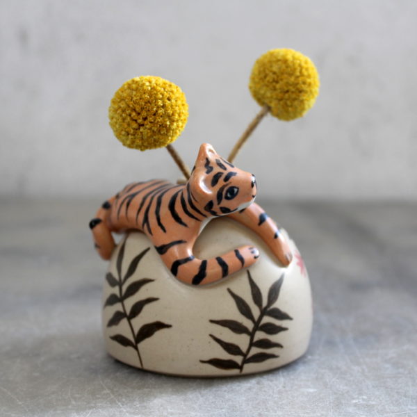 Mini vase modelé Tigre en grès décoré aux engobes. Pièce unique, céramique artisanale.