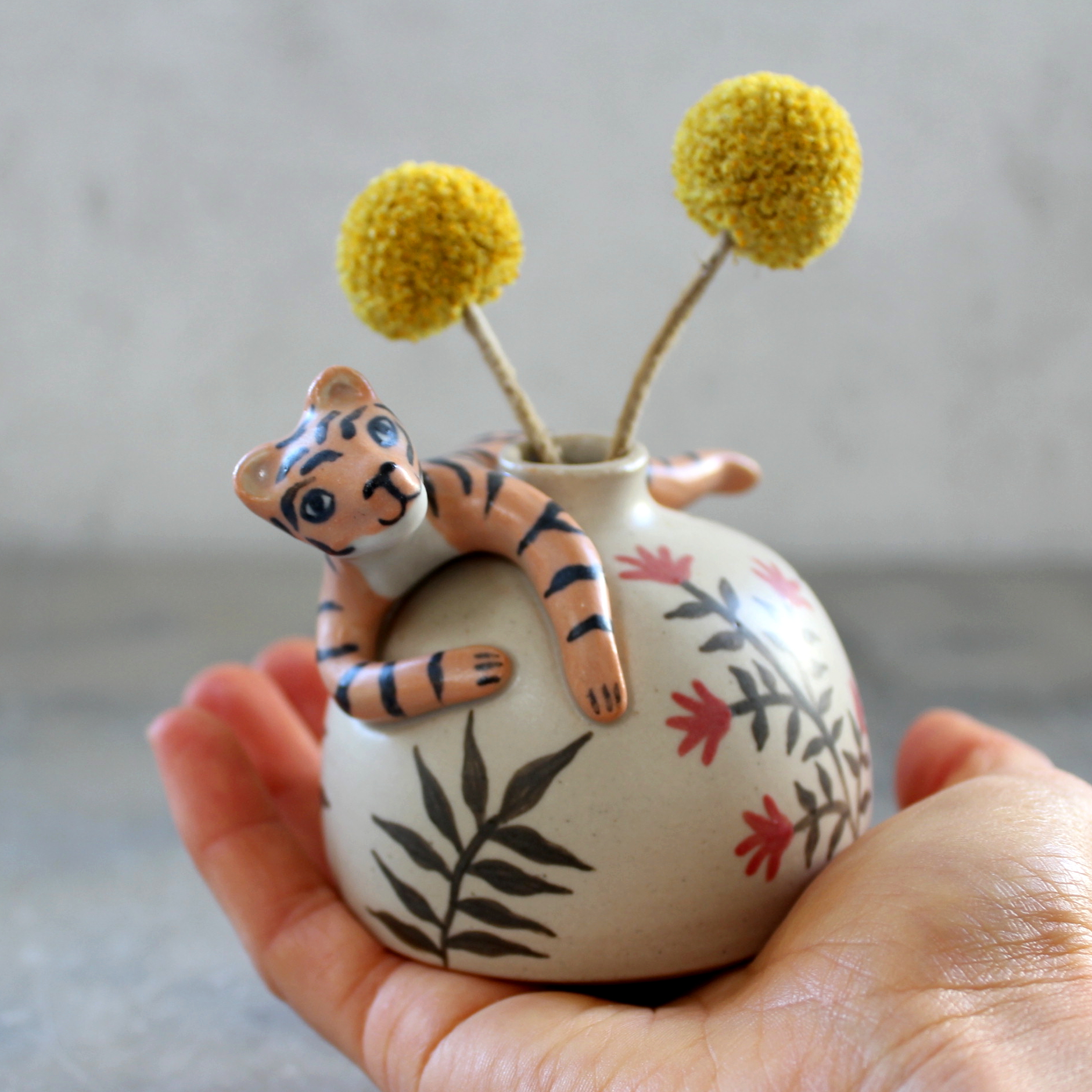 Mini vase modelé Tigre en grès décoré aux engobes. Pièce unique, céramique artisanale.