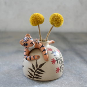 Mini vase modelé Tigre en grès décoré aux engobes. Pièce unique, céramique artisanale.
