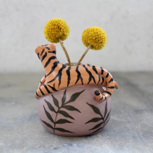 Mini vase modelé Tigre en grès décoré aux engobes. Pièce unique, céramique artisanale.