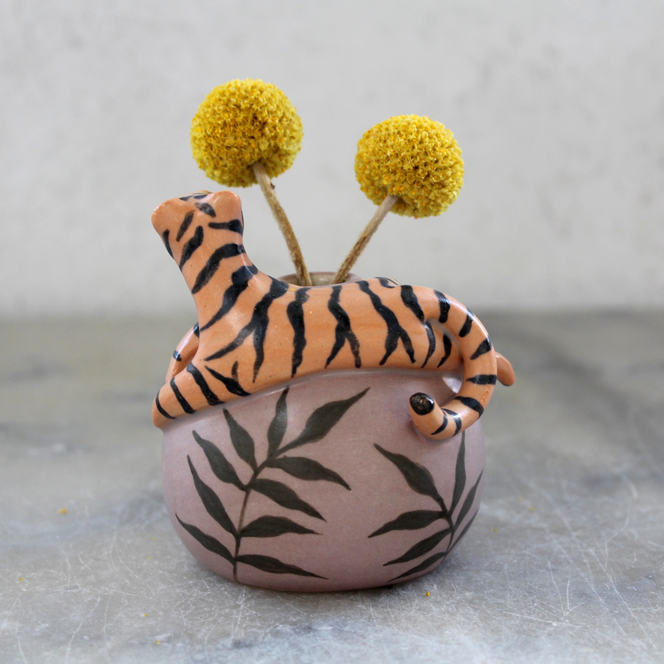 Mini vase modelé Tigre en grès décoré aux engobes. Pièce unique, céramique artisanale.