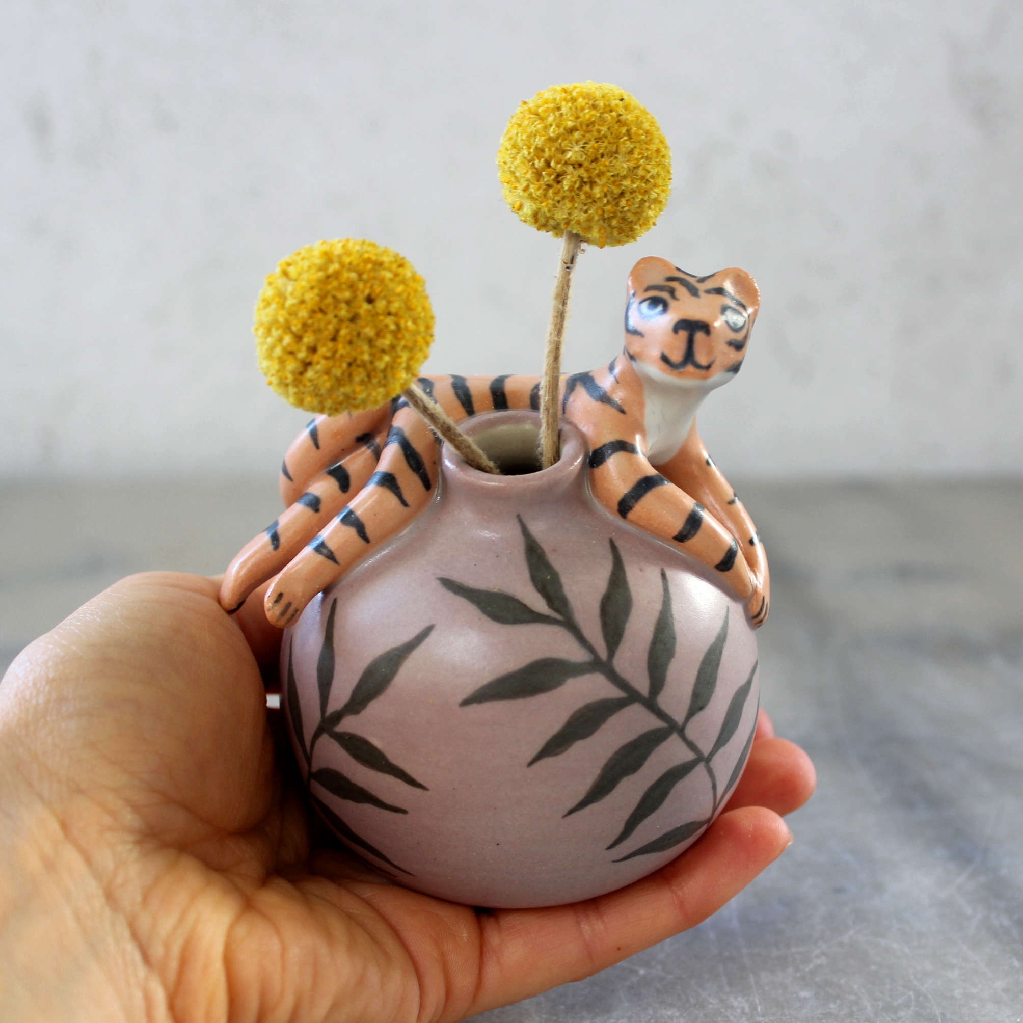 Mini vase modelé Tigre en grès décoré aux engobes. Pièce unique, céramique artisanale.