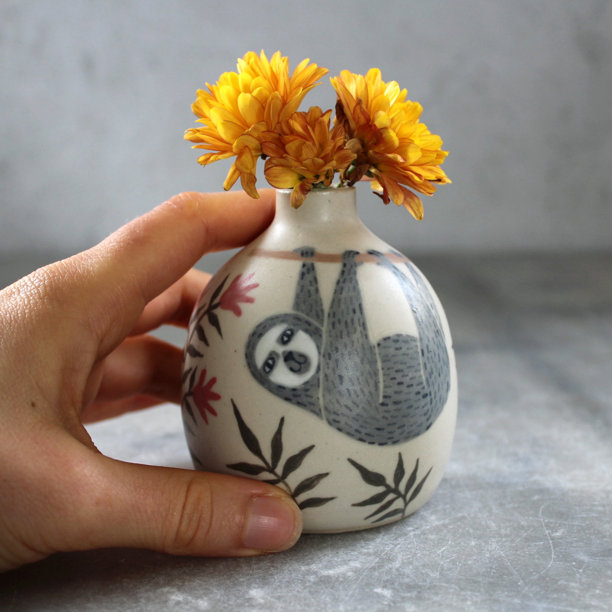 Mini vase Paresseux en grès, fabriqué et illustré par Anaïs Trivier