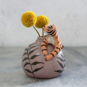 Mini vase modelé Tigre en grès décoré aux engobes. Pièce unique, céramique artisanale.