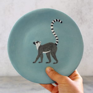 Assiette artisanale Lémurien en grès décorée à la main