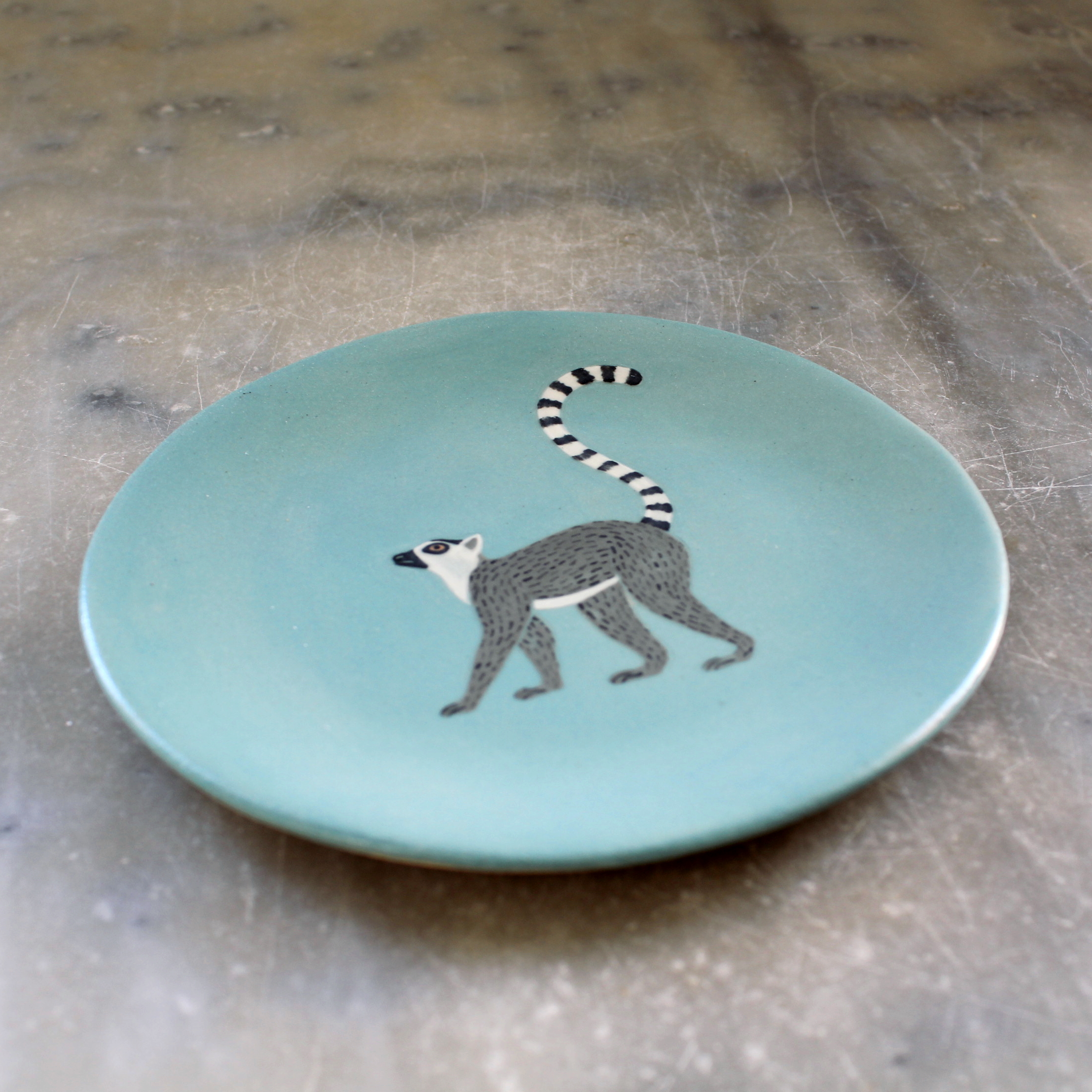 Assiette artisanale Lémurien en grès décorée à la main