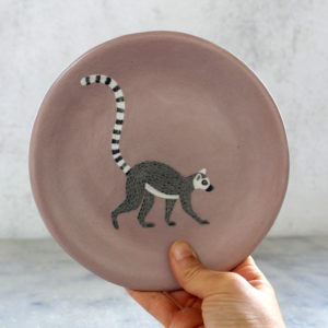 Assiette artisanale Lémurien en grès décorée à la main